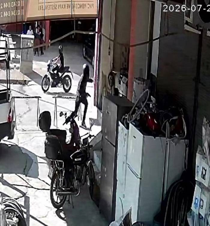 Bir garip olay! Taburede otururken silahlı saldırıya uğradı 5
